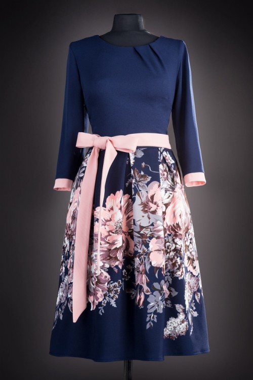 Rochie in clos cu flori roz...