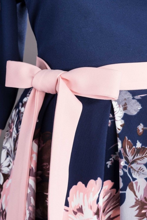 Rochie in clos cu flori roz...