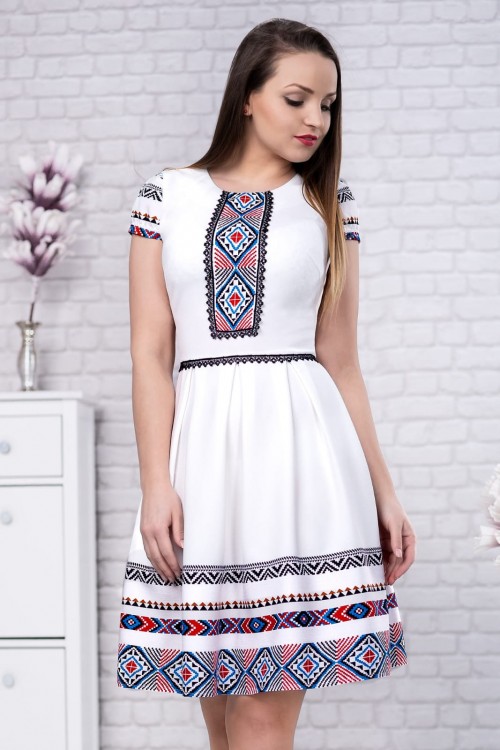 Rochie alba cu motive...