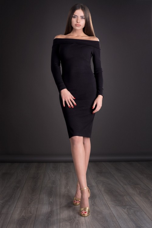 Rochie neagra cu decolteu...